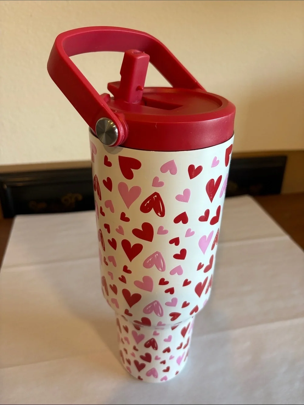 40 Ounces (1.18L) Tumbler Red & Pink Hearts lid has built-in handle and straw